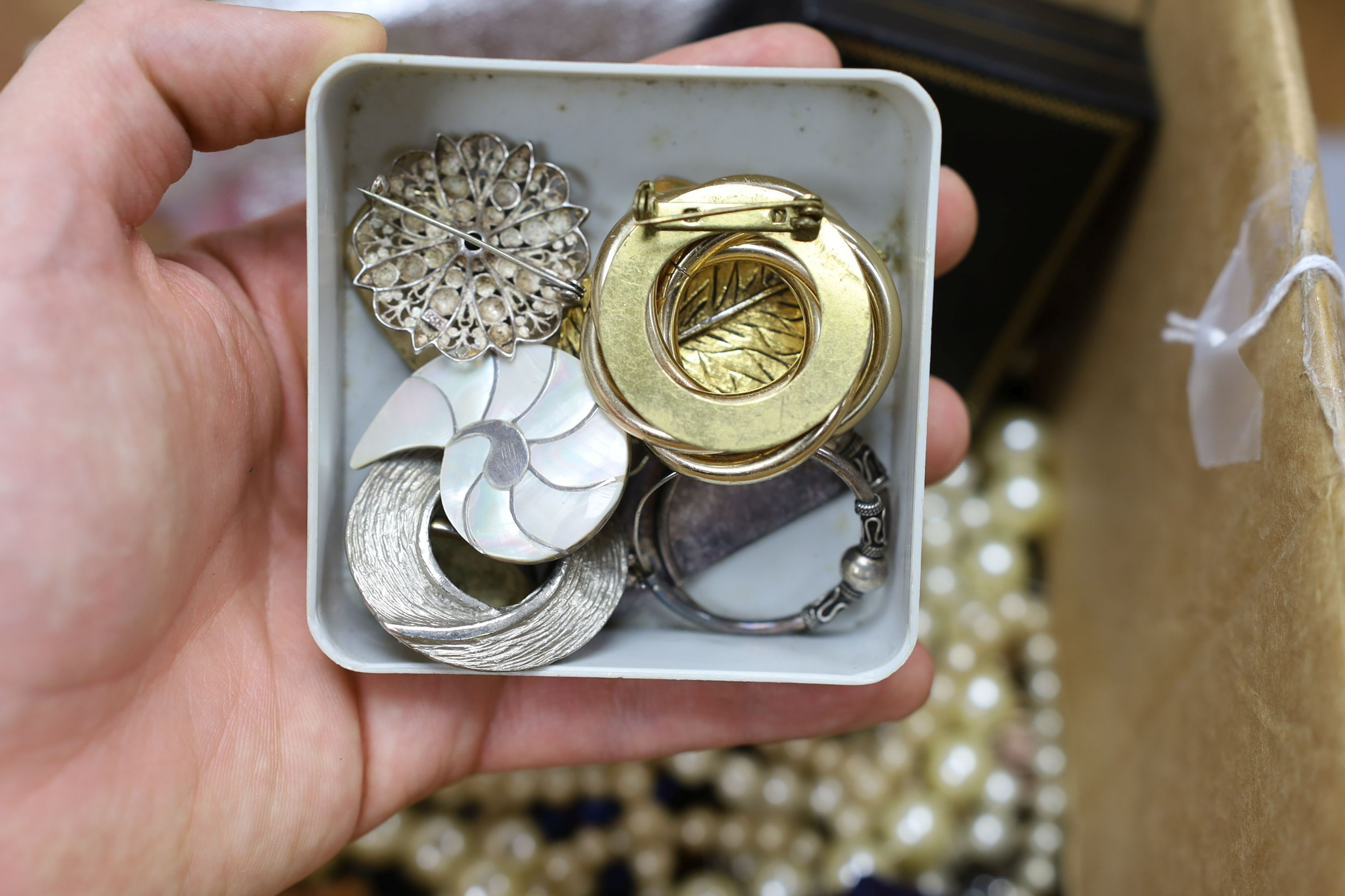 A quantity of assorted costume jewellery, including necklaces, brooches, etc.
